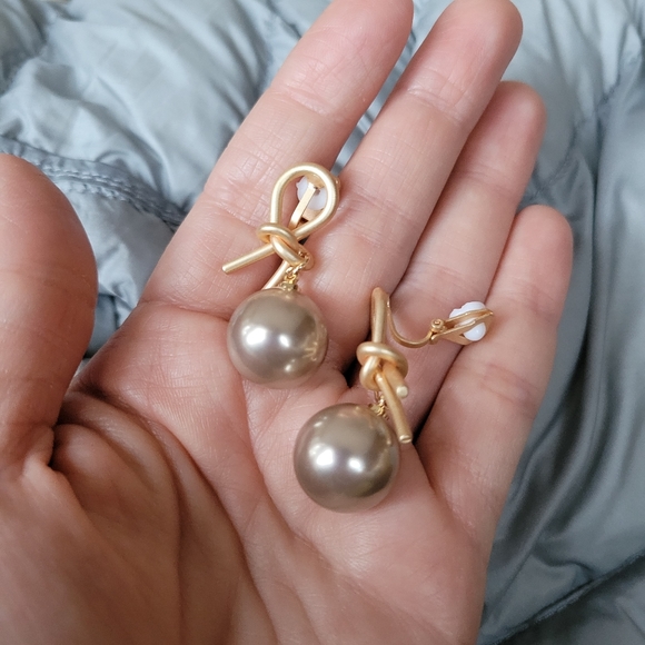 Clip on Earrings Bow And Large Gray Pearl - Picture 3 of 3